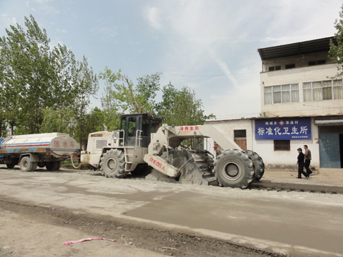 WR2300L，新蔡水穩(wěn)路基冷再生