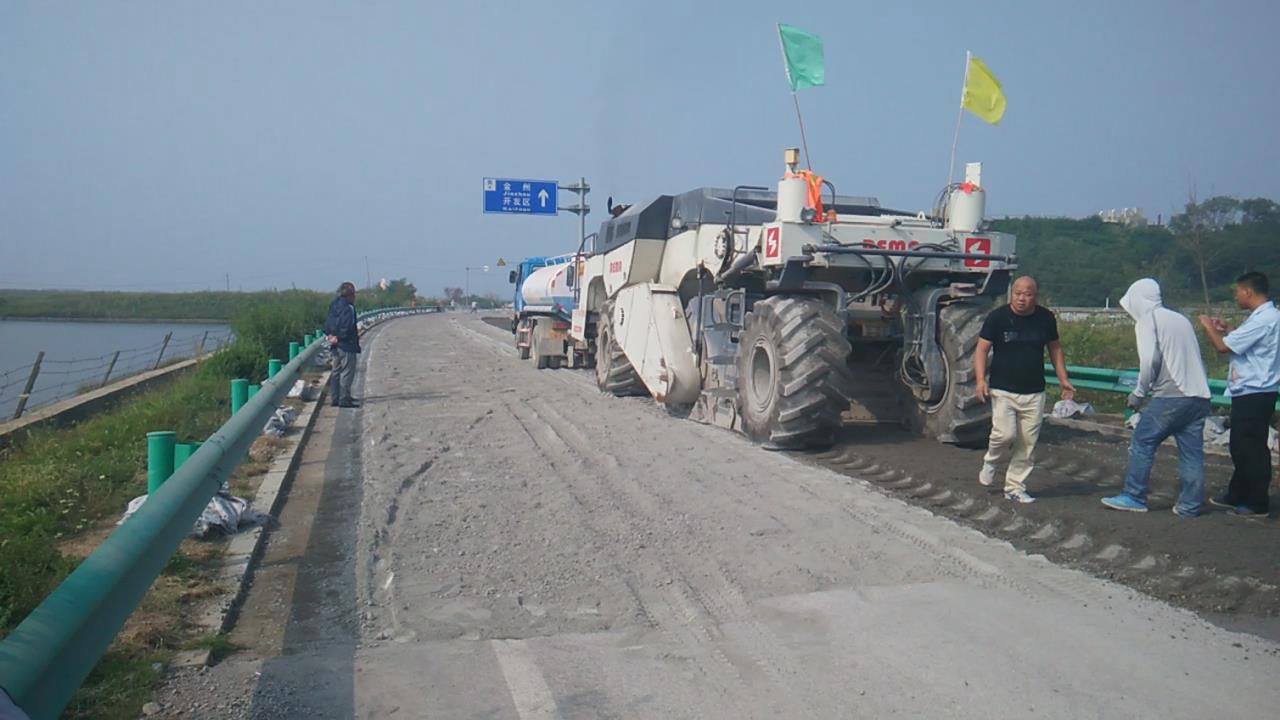 RZ2300，大連濱海公路冷再生施工